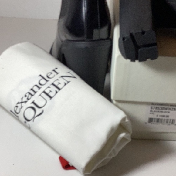 Alexander McQueen Womens Tread Heeled Chelsea Boot
Black - Picture 14 of 14